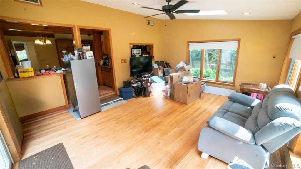 208 Woodhampton Drive, White Plains, NY 10603 - Photo 7 of 22