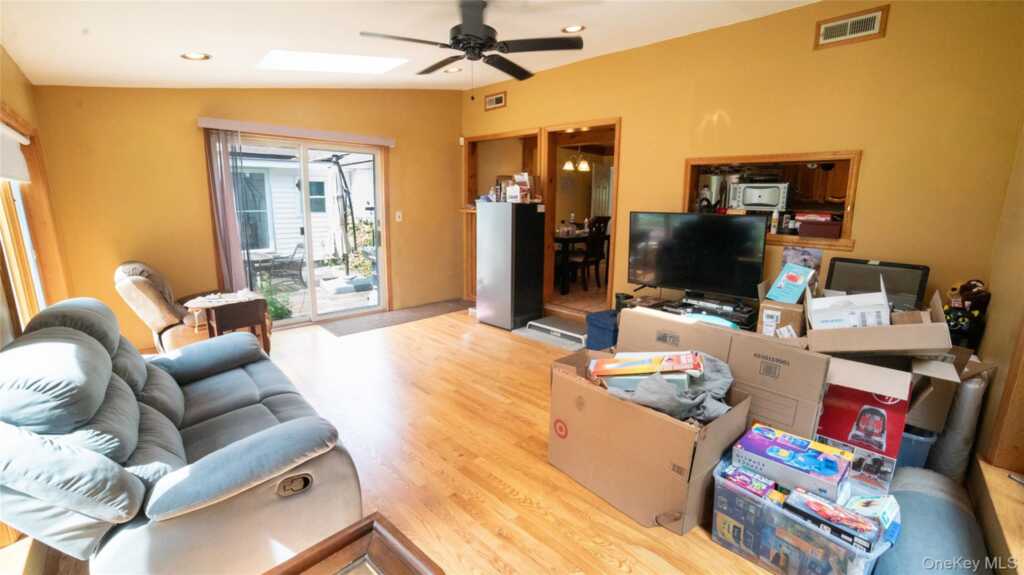 208 Woodhampton Drive, White Plains, NY 10603 - Photo 8 of 22