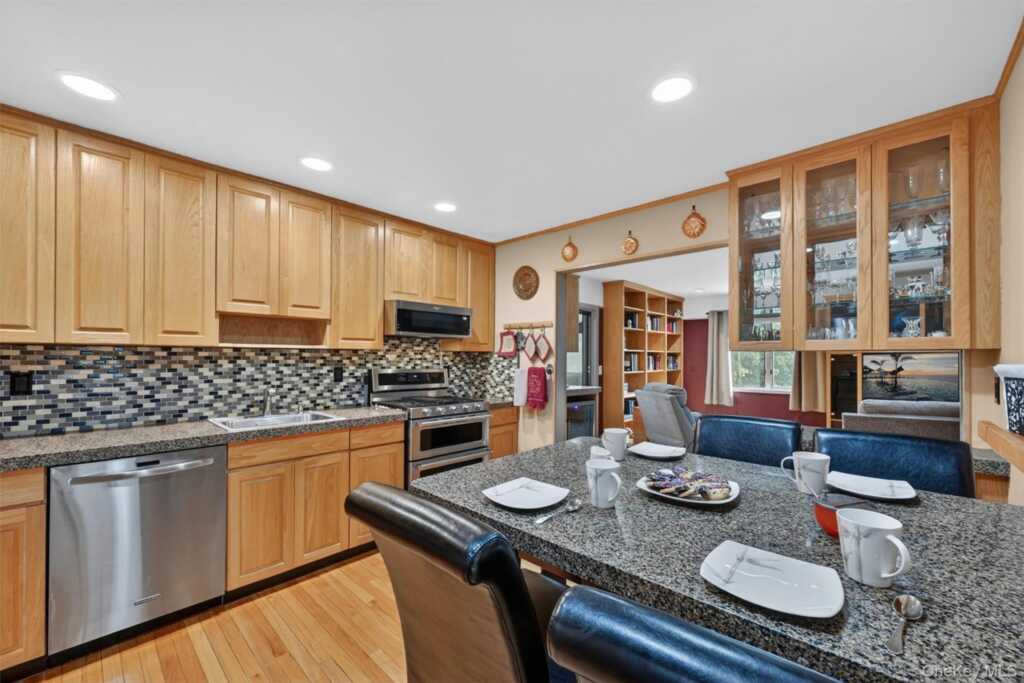 7 Spur Drive, Nanuet, NY 10954 - Photo 8 of 41