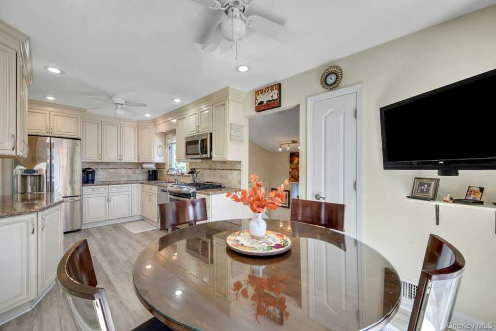 101 Windsor Oval, New Rochelle, NY 10805 - Photo 11 of 48