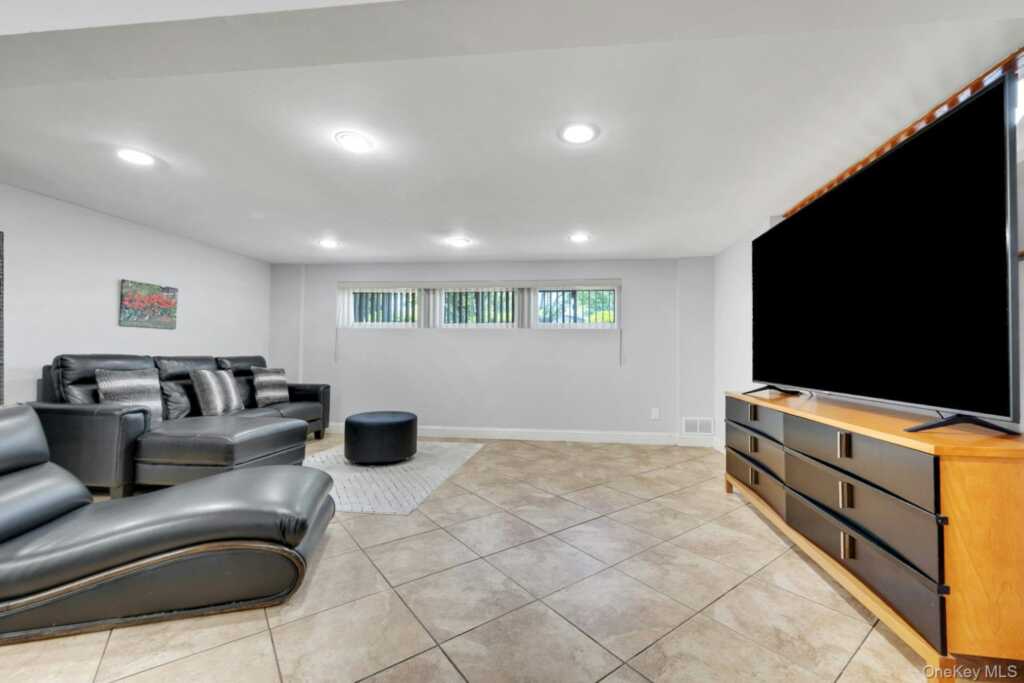 101 Windsor Oval, New Rochelle, NY 10805 - Photo 19 of 48