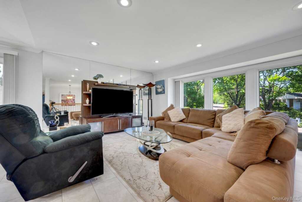 101 Windsor Oval, New Rochelle, NY 10805 - Photo 2 of 48