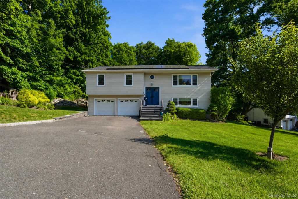 55 Carolina Drive, New City, NY 10956 - Photo 2 of 31