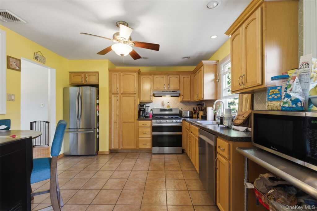 55 Carolina Drive, New City, NY 10956 - Photo 5 of 31