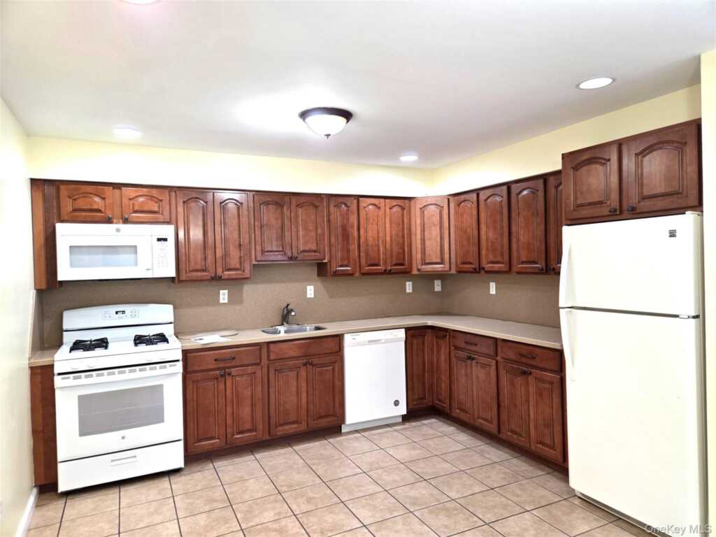1 Humming Bird Lane, Unit #A, Stony Point, NY 10980 - Photo 3 of 12