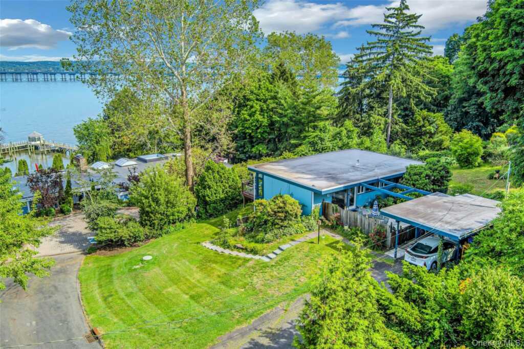 8 Edgewater Lane, Nyack, NY 10960