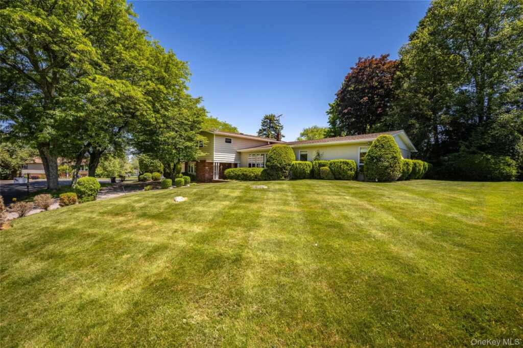 12 Lark Avenue, White Plains, NY 10607 - Photo 3 of 32