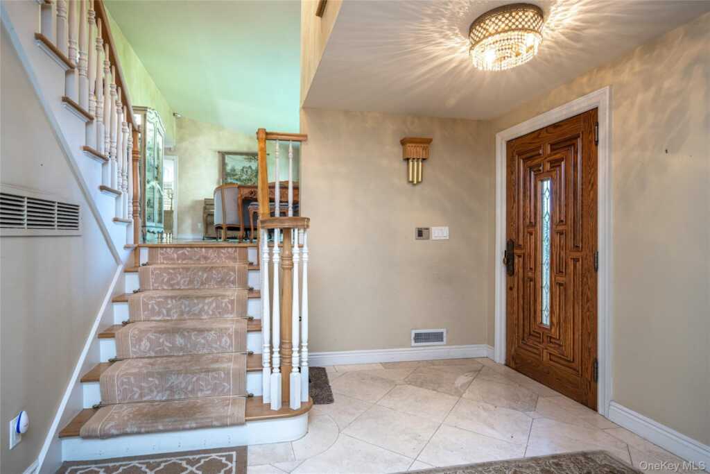 12 Lark Avenue, White Plains, NY 10607 - Photo 4 of 32