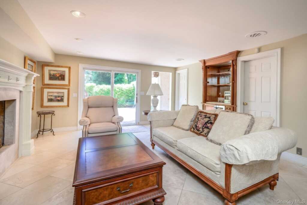 12 Lark Avenue, White Plains, NY 10607 - Photo 5 of 32