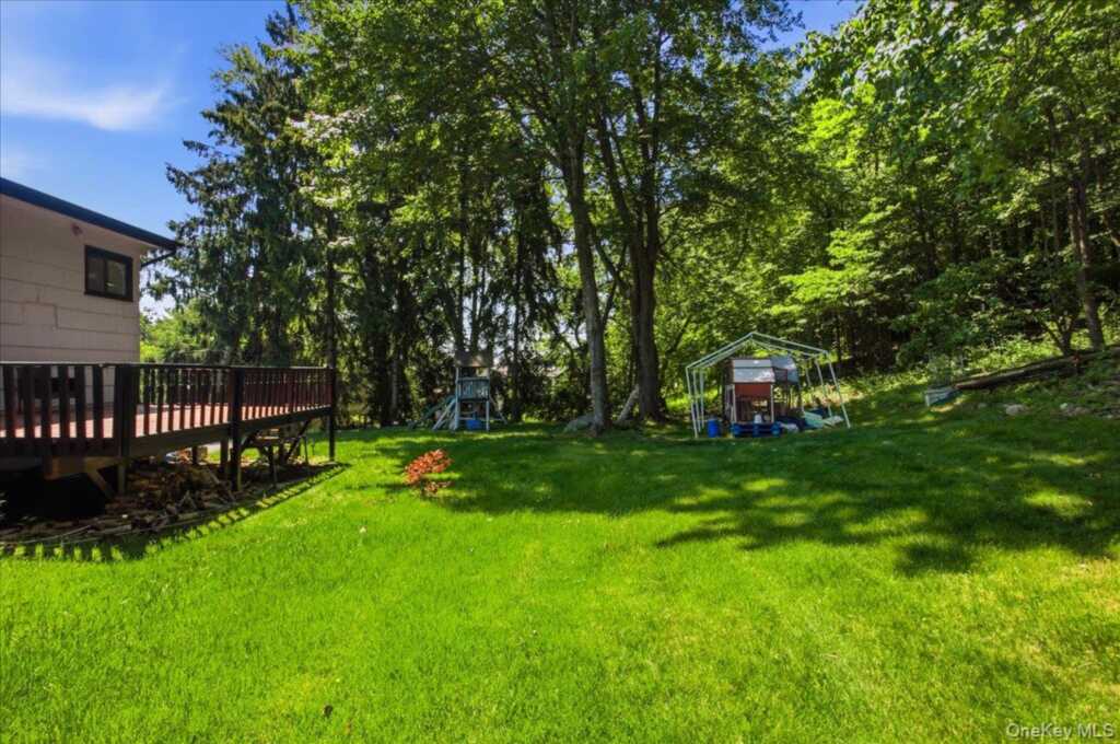 4 Medford Place, Nanuet, NY 10954 - Photo 25 of 28