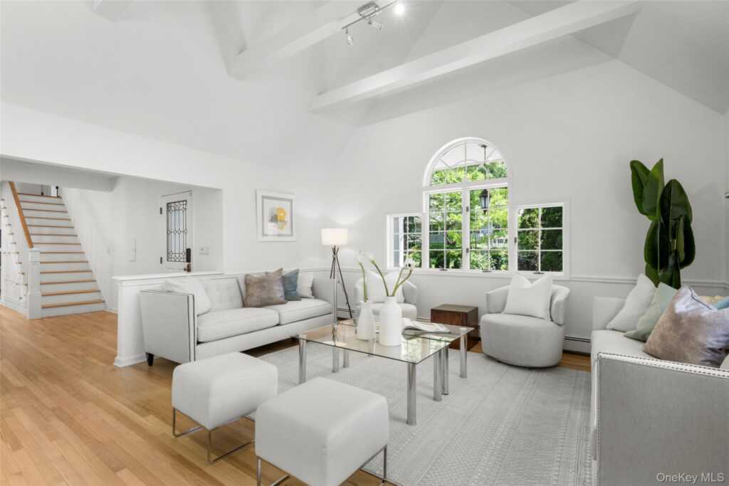 125 Saxon Woods Road, White Plains, NY 10605 - Photo 3 of 37