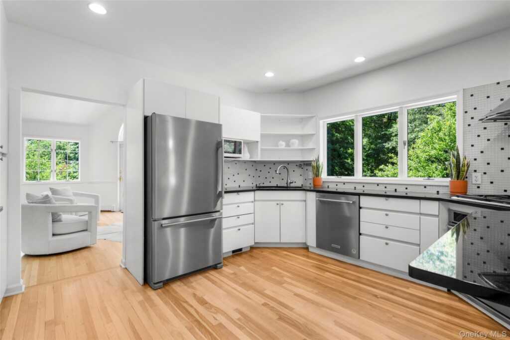 125 Saxon Woods Road, White Plains, NY 10605 - Photo 7 of 37