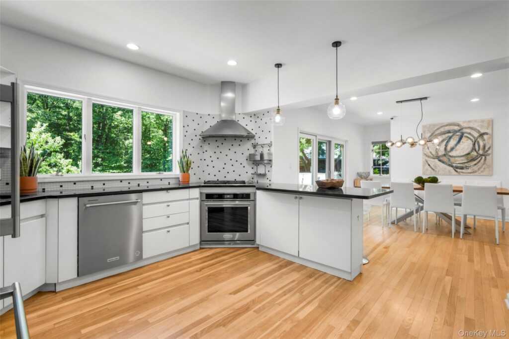 125 Saxon Woods Road, White Plains, NY 10605 - Photo 8 of 37