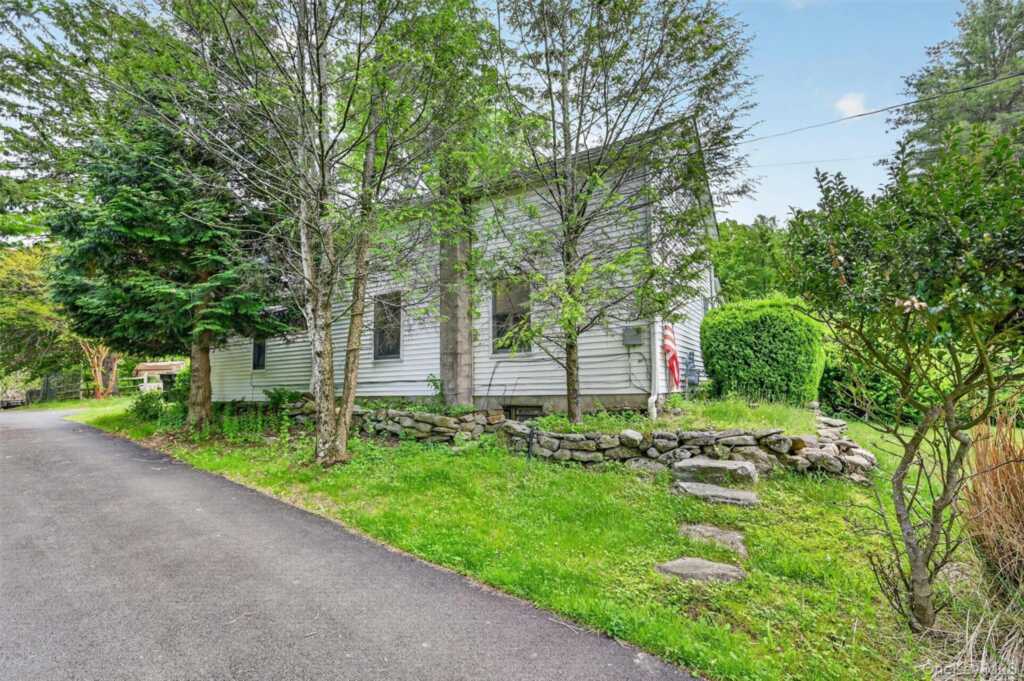 414 Buena Vista Road, New City, NY 10956 - Photo 3 of 39