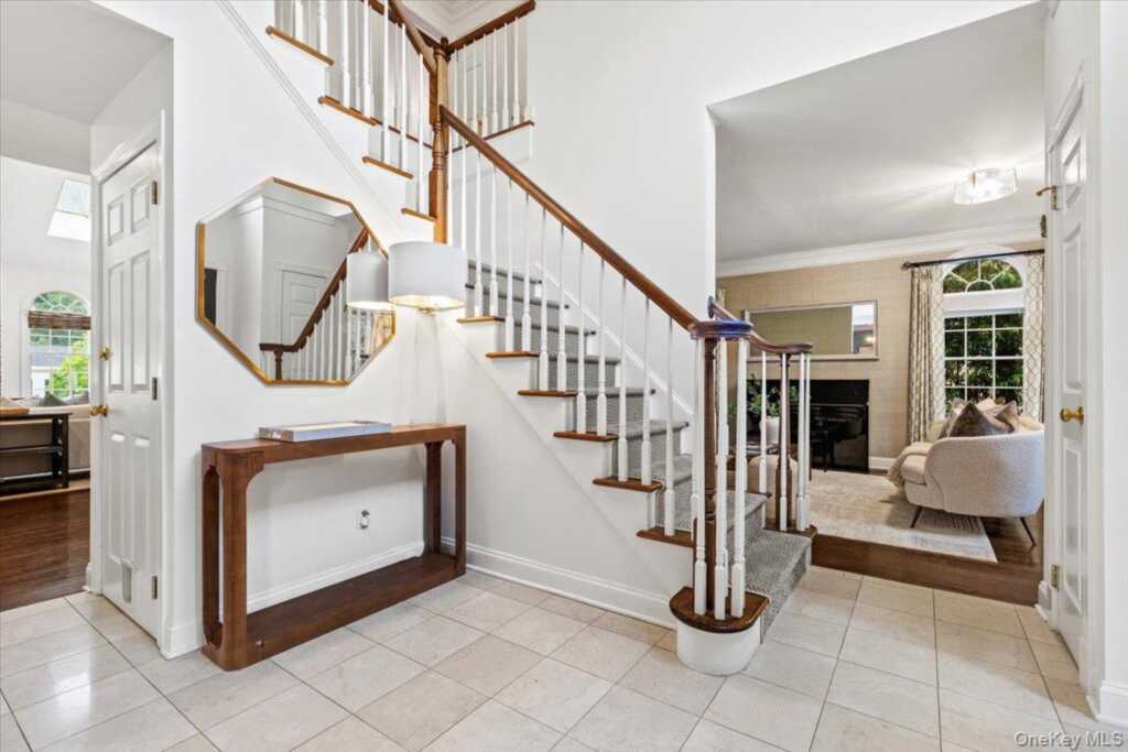 32 Rolling Ridge Road, White Plains, NY 10605 - Photo 4 of 33