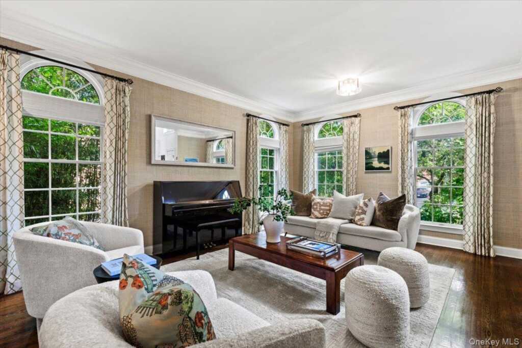 32 Rolling Ridge Road, White Plains, NY 10605 - Photo 5 of 33