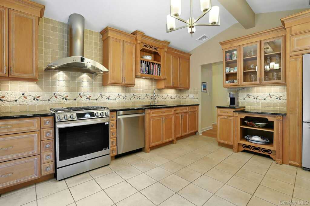 185 N Lincoln Street, Pearl River, NY 10965 - Photo 23 of 48