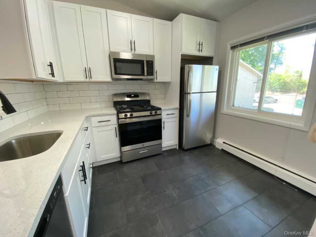 85 N Middletown Road, Unit #E3, Nanuet, NY 10954 - Photo 3 of 20