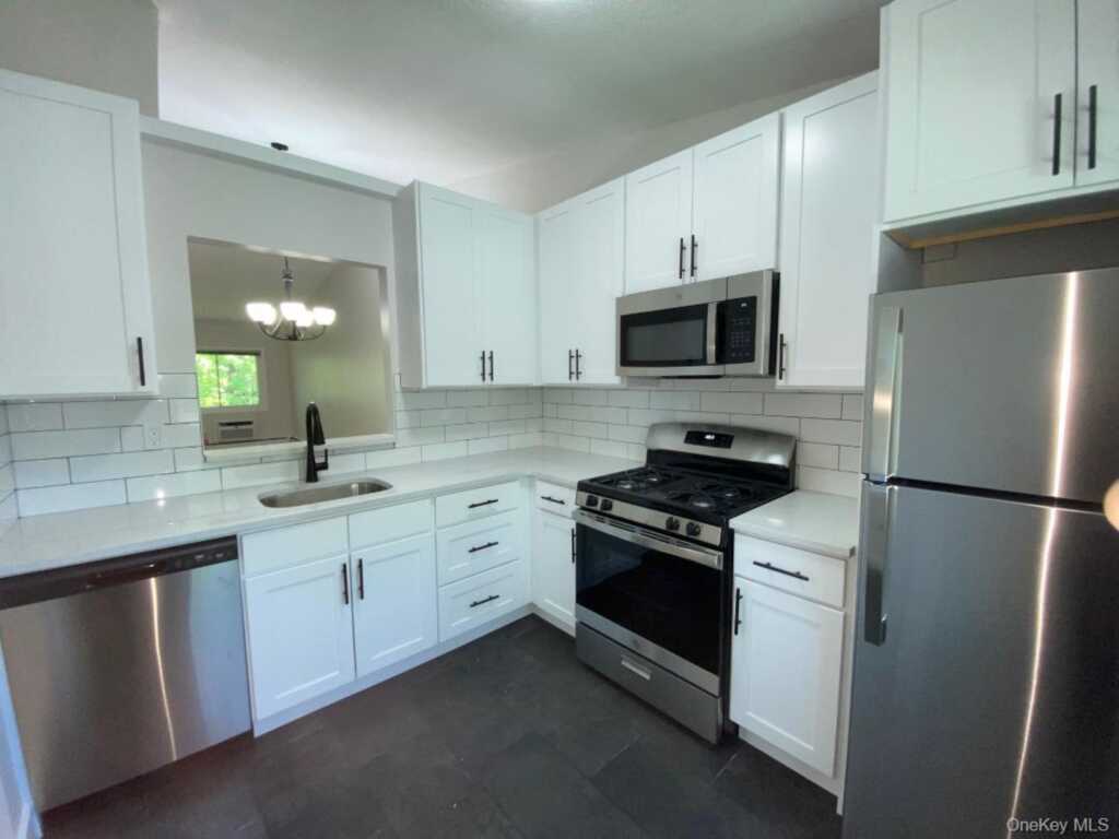 85 N Middletown Road, Unit #E3, Nanuet, NY 10954 - Photo 4 of 20