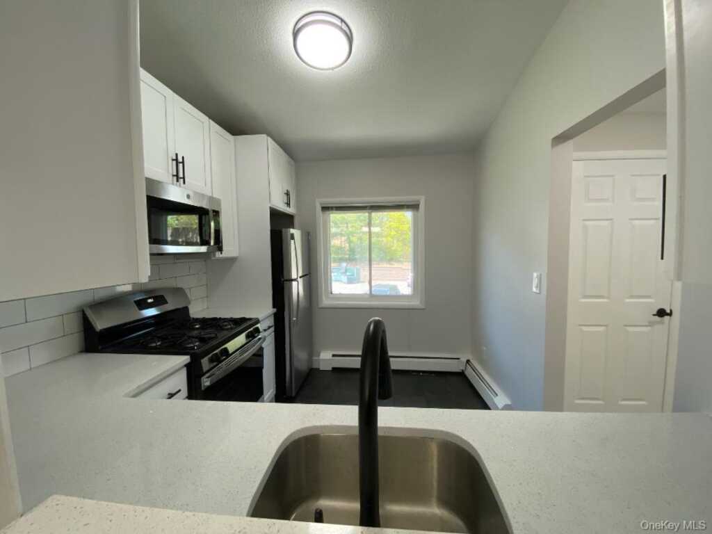 85 N Middletown Road, Unit #E3, Nanuet, NY 10954 - Photo 5 of 20
