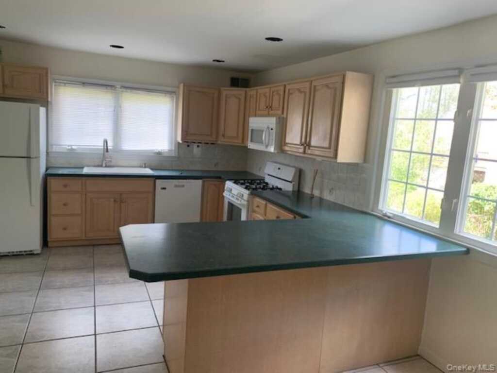 81 Woodlawn Avenue, New Rochelle, NY 10804 - Photo 7 of 12