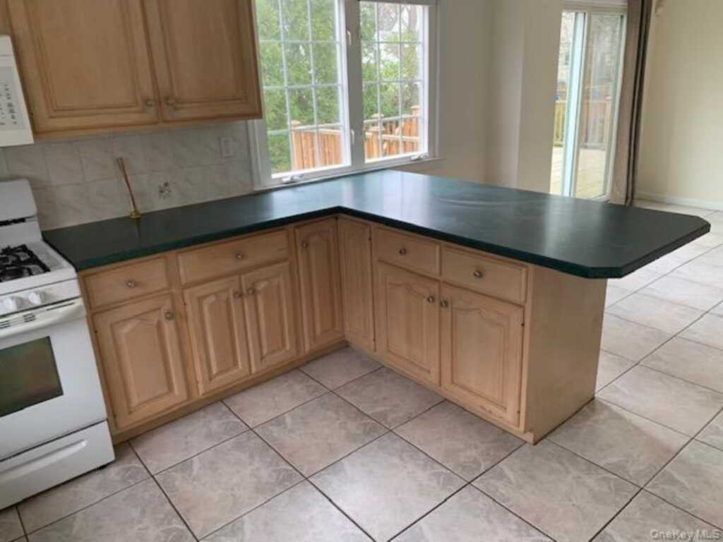 81 Woodlawn Avenue, New Rochelle, NY 10804 - Photo 8 of 12