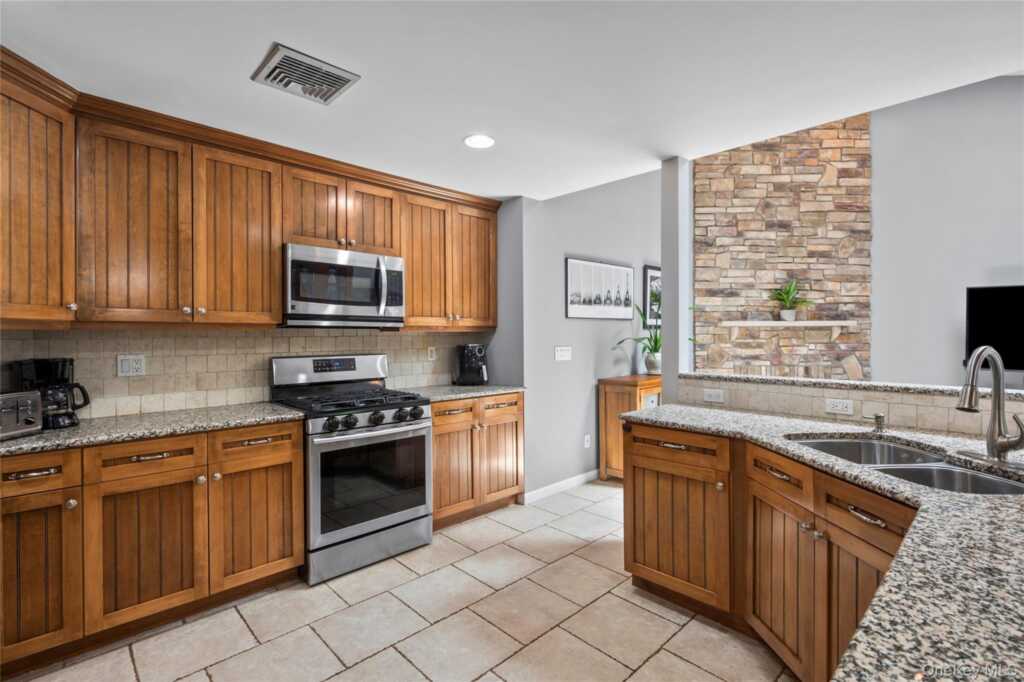 6 Barry Court, Valley Cottage, NY 10989 - Photo 2 of 50
