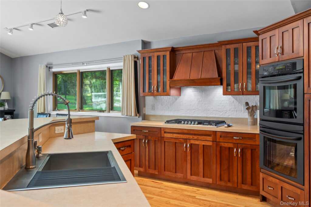 6 Barry Court, Valley Cottage, NY 10989 - Photo 24 of 50