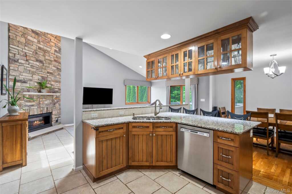 6 Barry Court, Valley Cottage, NY 10989 - Photo 3 of 50