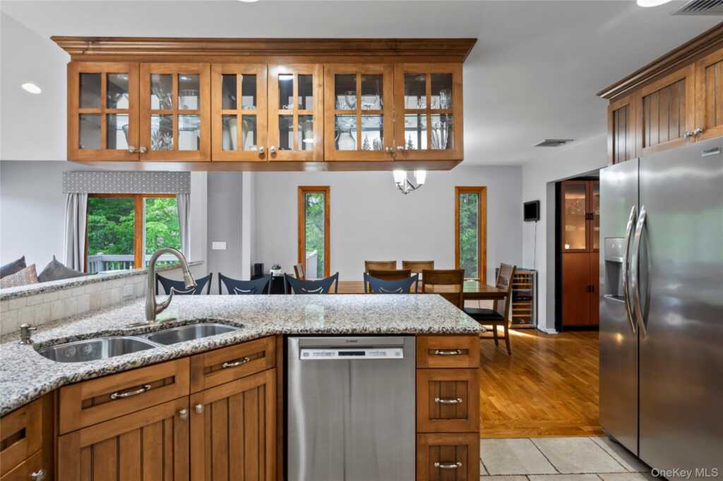 6 Barry Court, Valley Cottage, NY 10989 - Photo 4 of 50