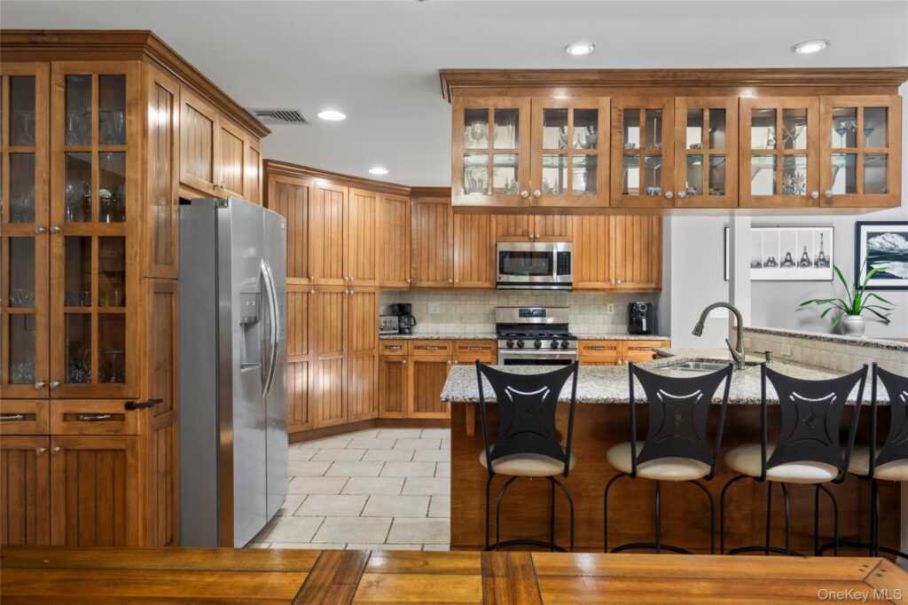 6 Barry Court, Valley Cottage, NY 10989 - Photo 5 of 50