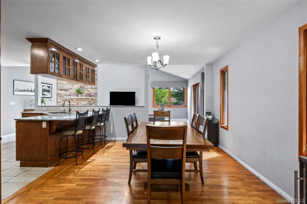 6 Barry Court, Valley Cottage, NY 10989 - Photo 6 of 50
