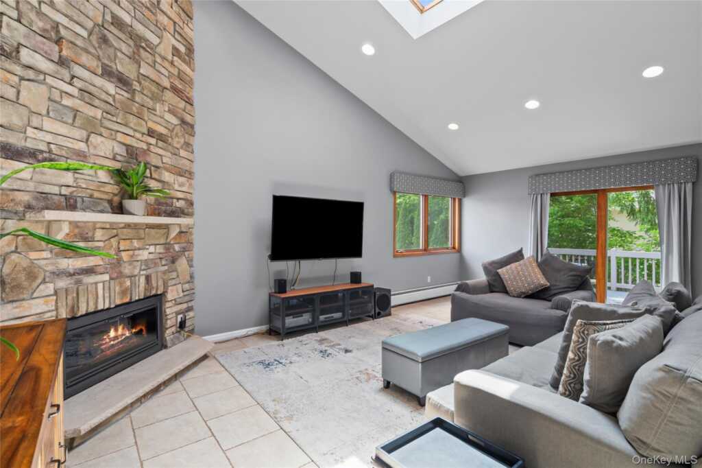 6 Barry Court, Valley Cottage, NY 10989 - Photo 7 of 50