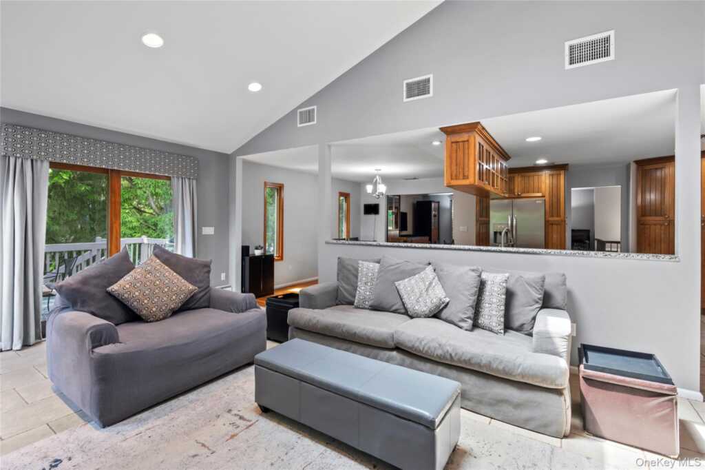 6 Barry Court, Valley Cottage, NY 10989 - Photo 9 of 50