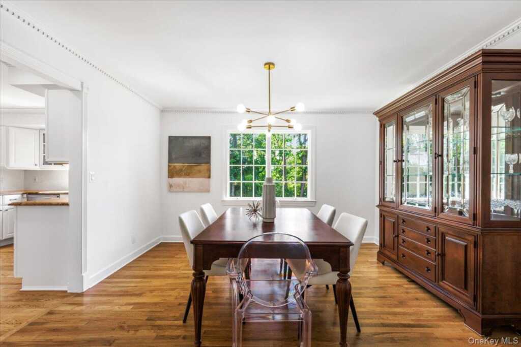 22 Potters Lane, New Rochelle, NY 10805 - Photo 10 of 42