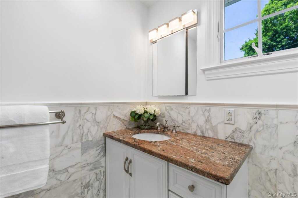 22 Potters Lane, New Rochelle, NY 10805 - Photo 13 of 42