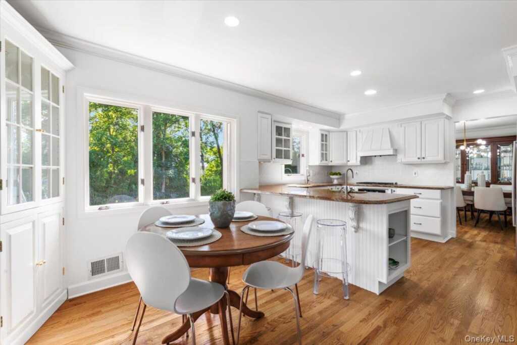 22 Potters Lane, New Rochelle, NY 10805 - Photo 3 of 42