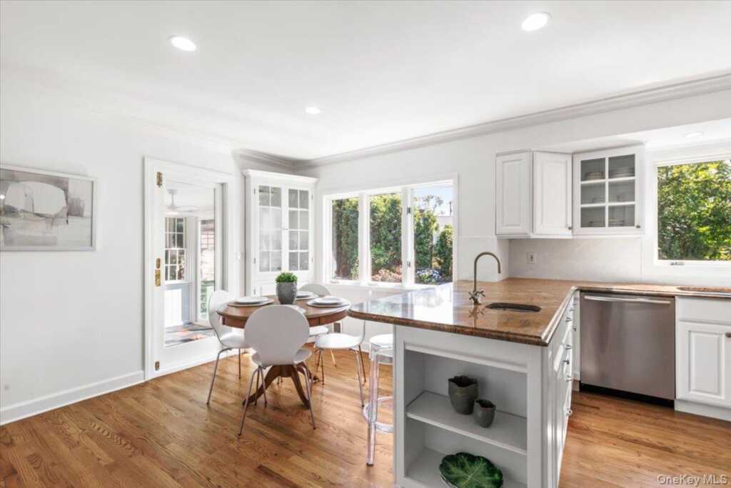 22 Potters Lane, New Rochelle, NY 10805 - Photo 4 of 42