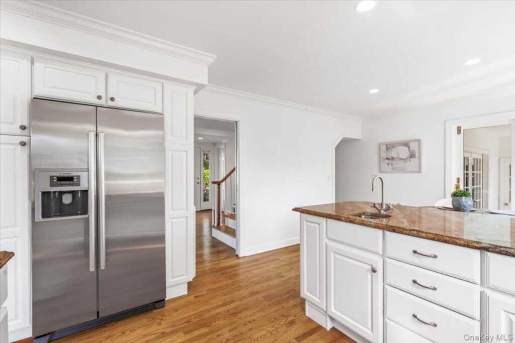 22 Potters Lane, New Rochelle, NY 10805 - Photo 5 of 42