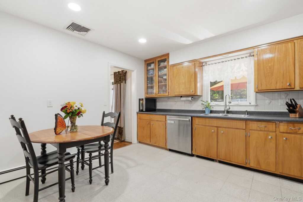 3 Dupont Avenue, White Plains, NY 10605 - Photo 12 of 50