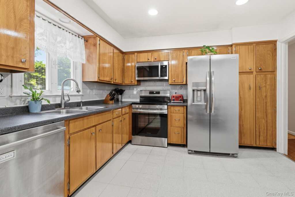 3 Dupont Avenue, White Plains, NY 10605 - Photo 14 of 50
