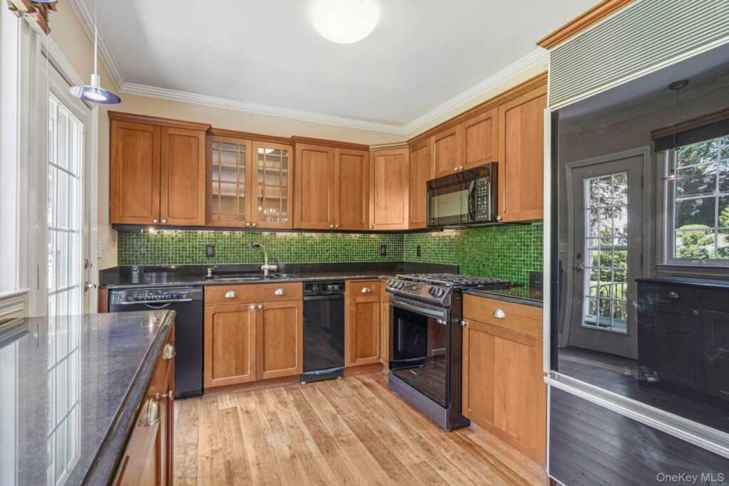 29 Coralyn Avenue, White Plains, NY 10605 - Photo 11 of 37