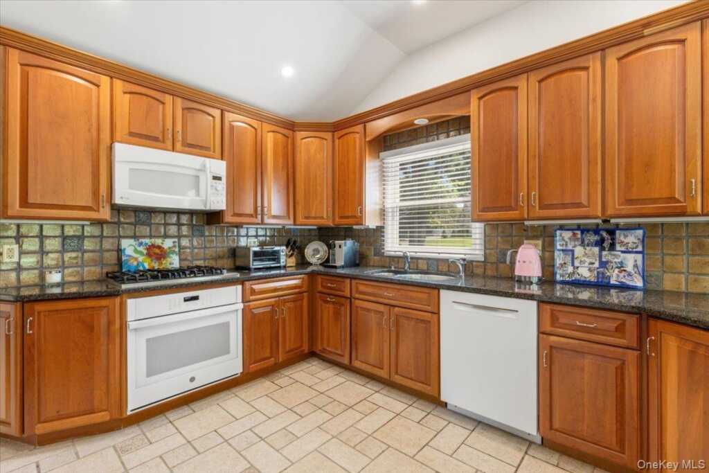 22 Paddock Road, Rye, NY 10573 - Photo 7 of 21