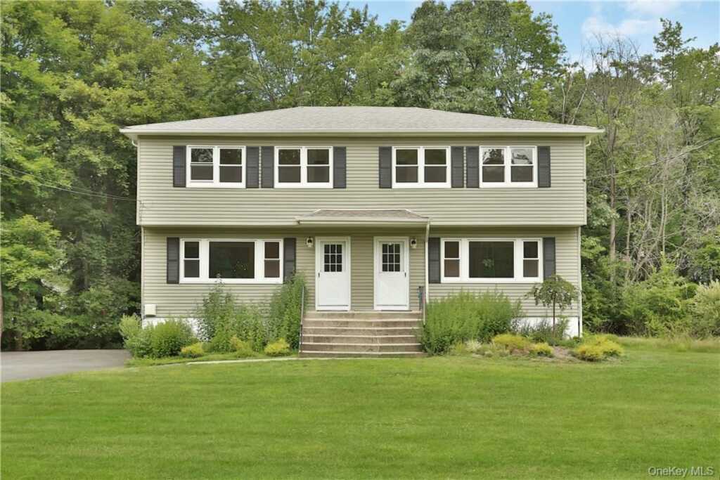 33 Margaret Keahon Drive, Pearl River, NY 10965 - Photo 2 of 17
