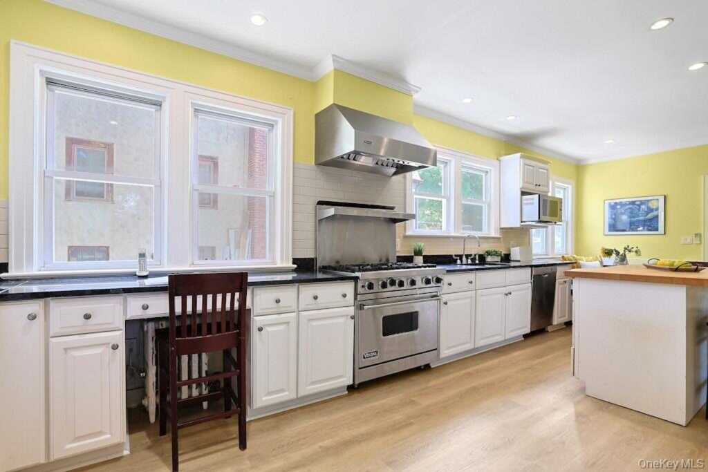 91 Vaughn Avenue, New Rochelle, NY 10801 - Photo 13 of 50