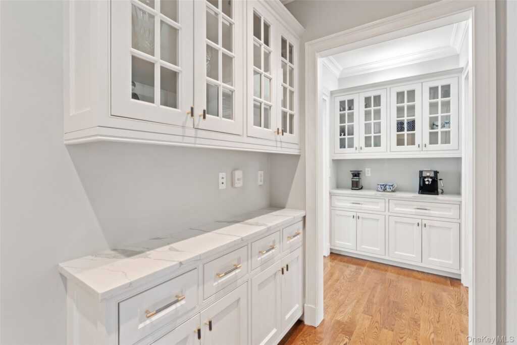 1 Cambridge Court, New Rochelle, NY 10804 - Photo 5 of 36