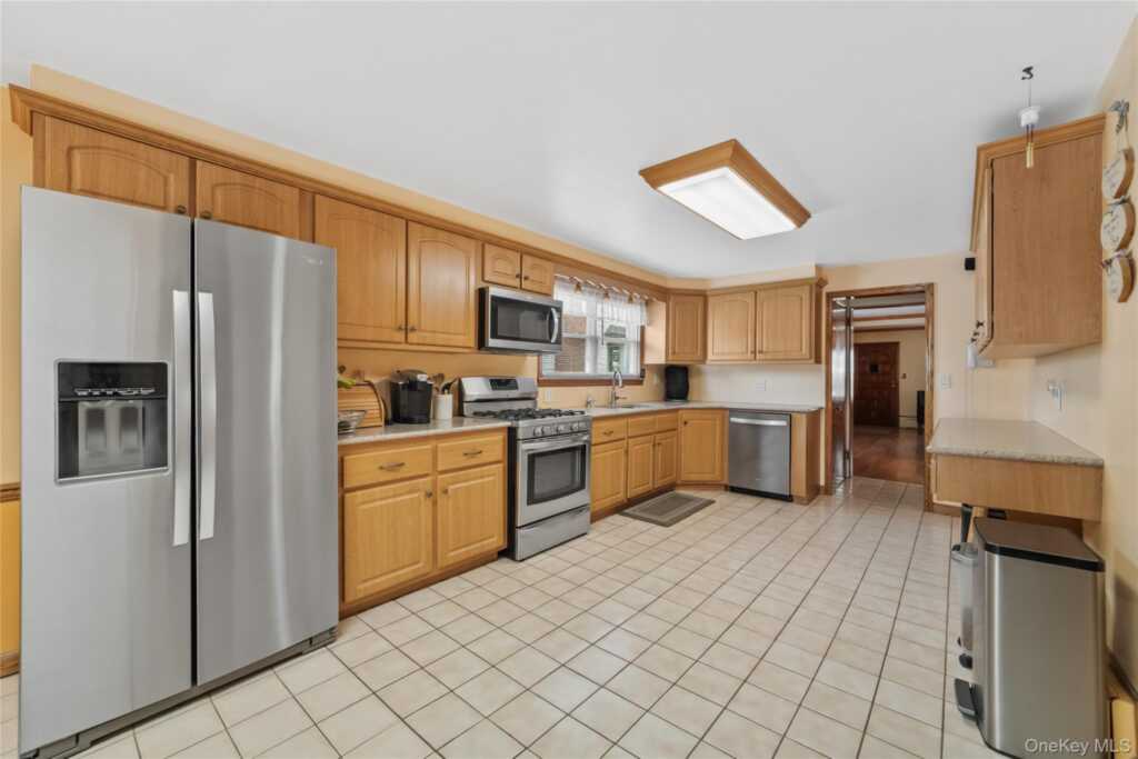 50 Lispenard Avenue, New Rochelle, NY 10801 - Photo 4 of 29