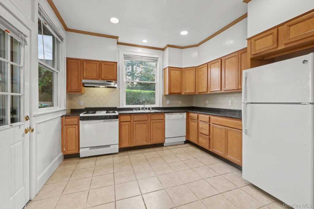 242 Mayflower Avenue, Unit #1st floor, New Rochelle, NY 10801 - Photo 3 of 12