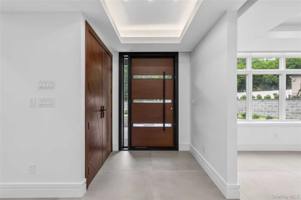 408 Buena Vista Road, New City, NY 10956 - Photo 4 of 43