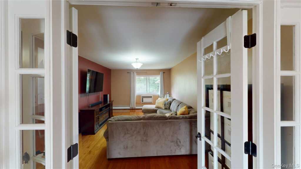 136 Sierra Vista Lane, Valley Cottage, NY 10989 - Photo 4 of 13